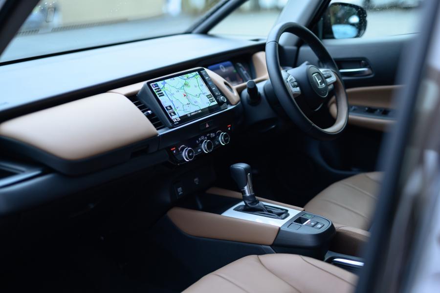 Интерьер Honda Fit e:HEV Luxe 2020 года  (JP) (фото 22 из 23)